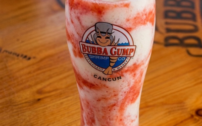 Lava Flow y Mangolada: los cocteles tropicales de Bubba Gump Cancún