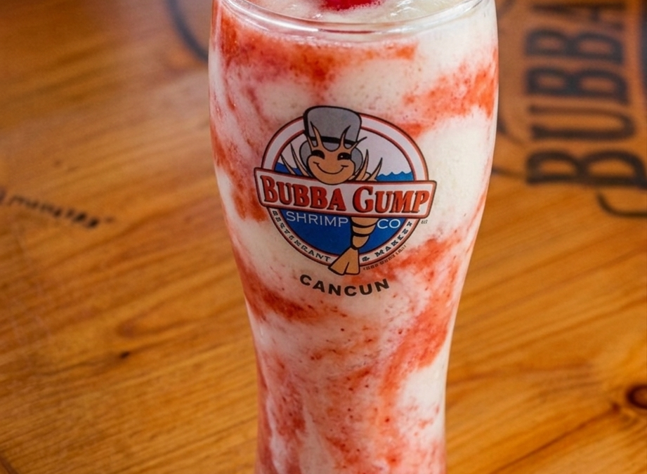 Lava Flow y Mangolada: los cocteles tropicales de Bubba Gump Cancún